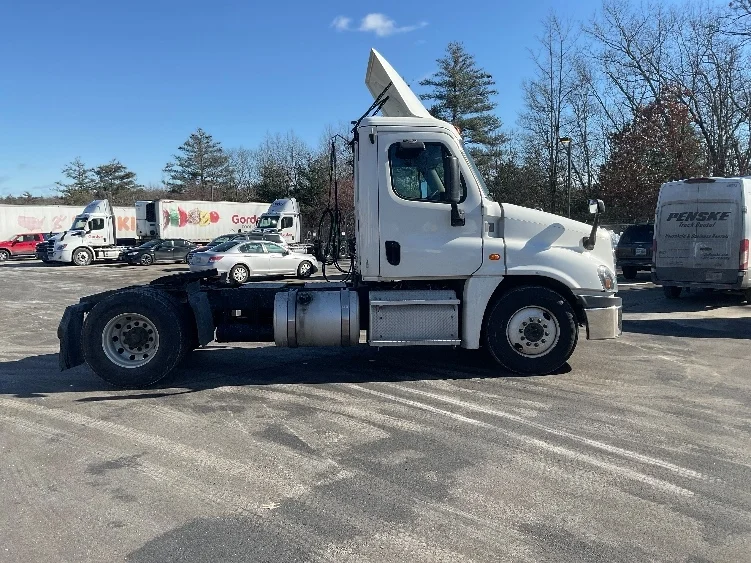 2018 Freightliner Cascadia - image 8