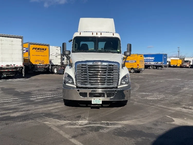 2018 Freightliner Cascadia - image 2