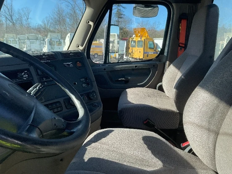 2018 Freightliner Cascadia - image 10