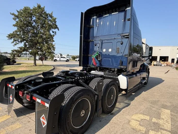 2027 International LT — photo 6