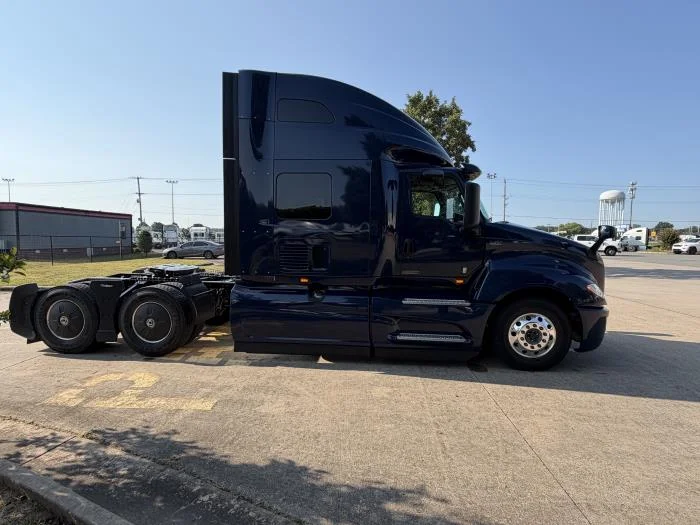 2027 International LT — photo 7