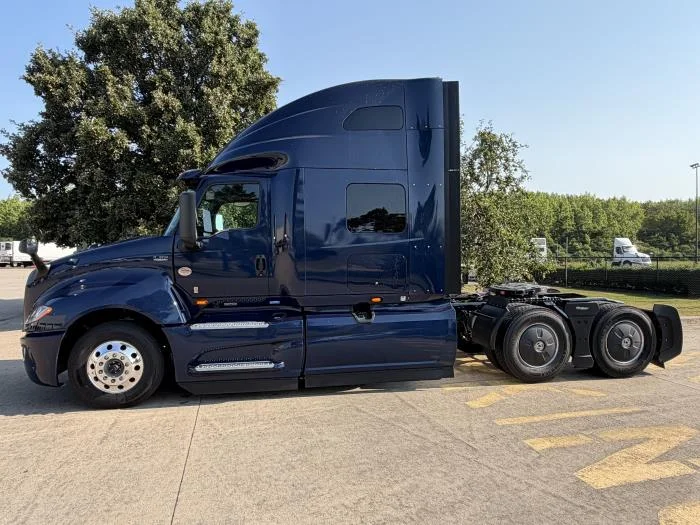 2027 International LT — photo 3