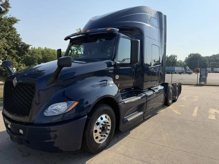 2027 International LT — photo 2