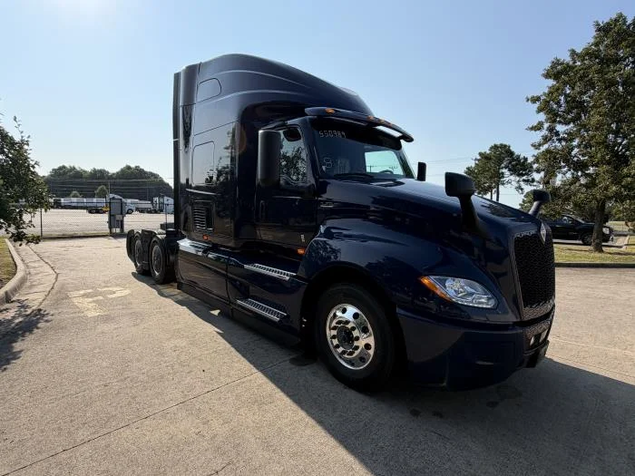2027 International LT — photo 8