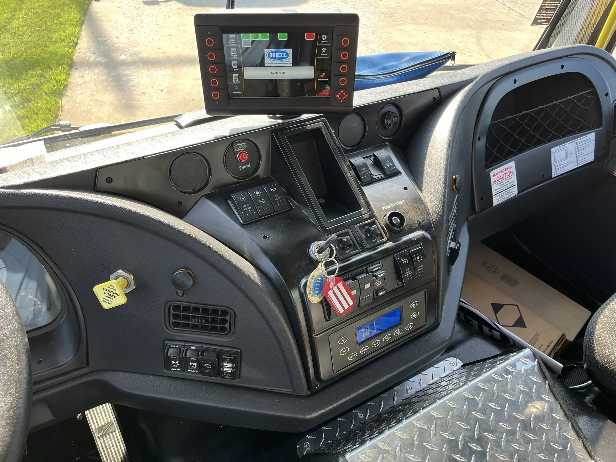 2025 Autocar — photo 2
