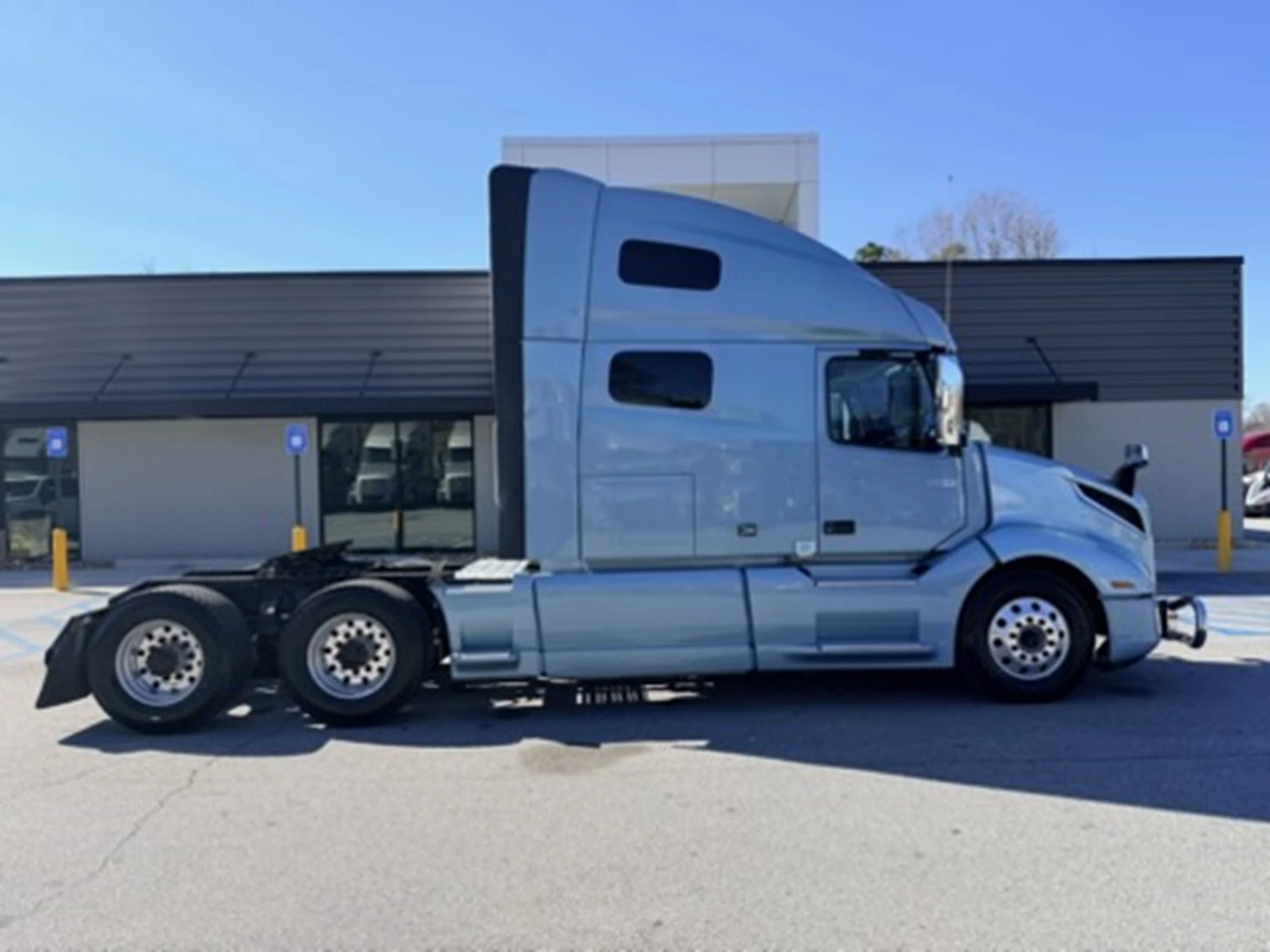 2021 Volvo VNL 760 - image 2