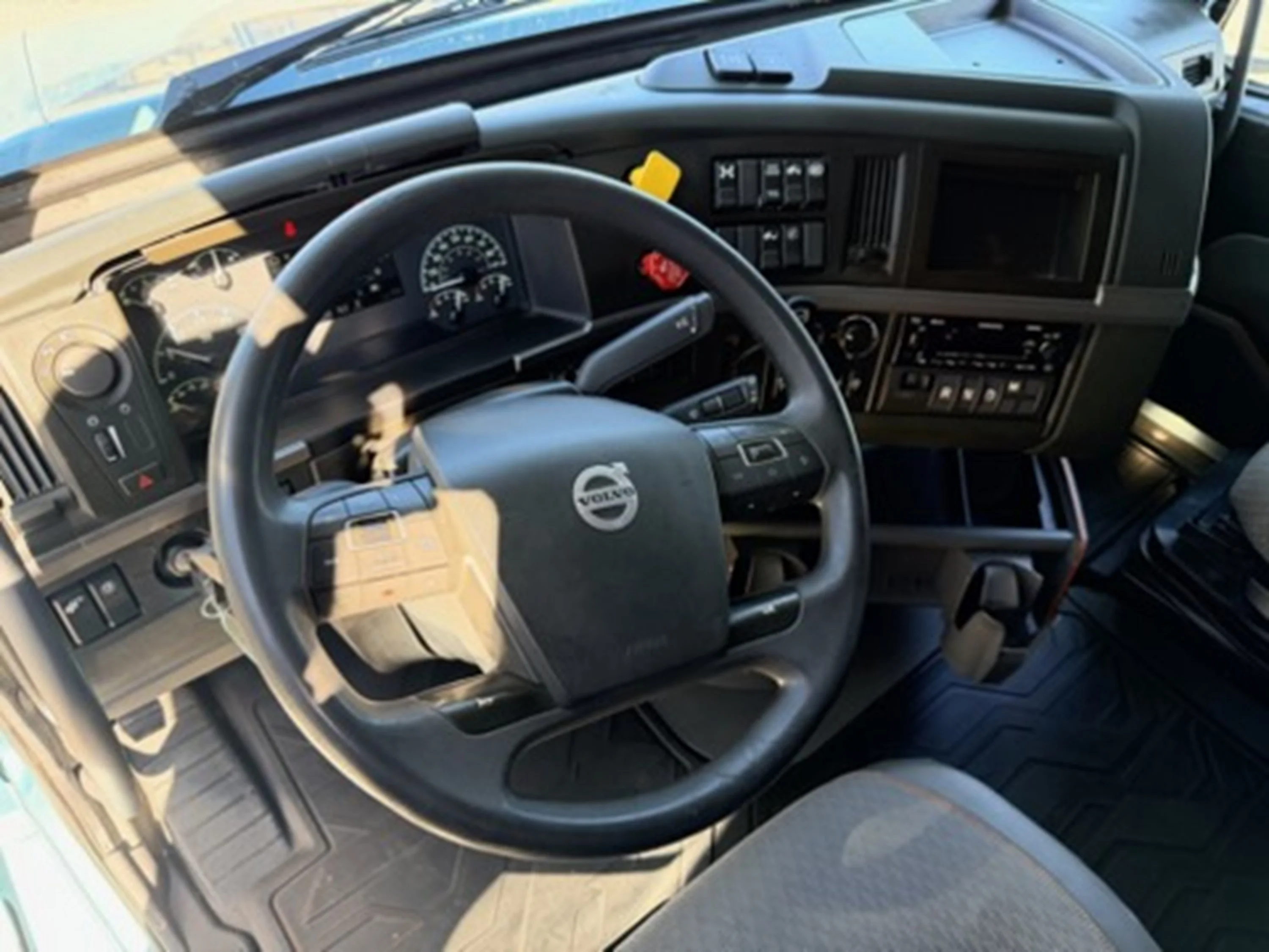 2021 Volvo VNL 760 - image 8