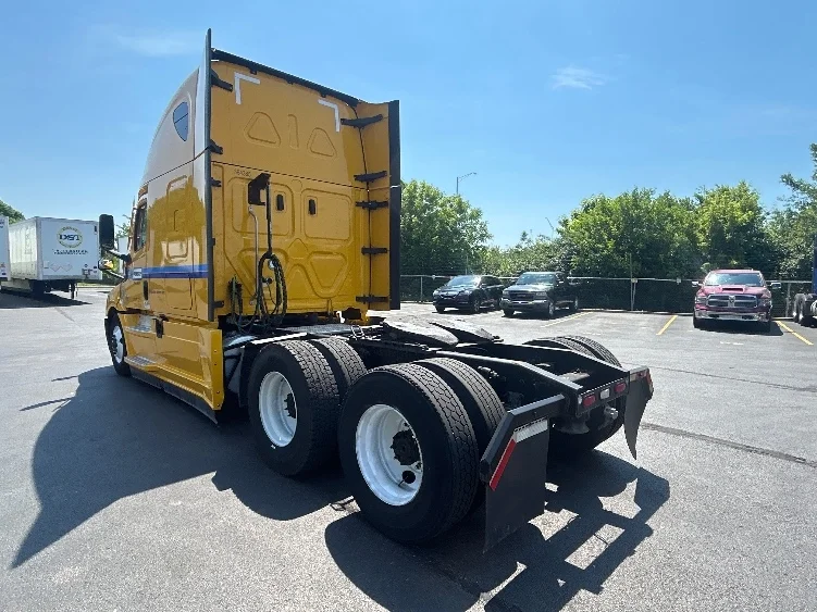 2022 Freightliner Cascadia in Indianapolis, IN — photo 5