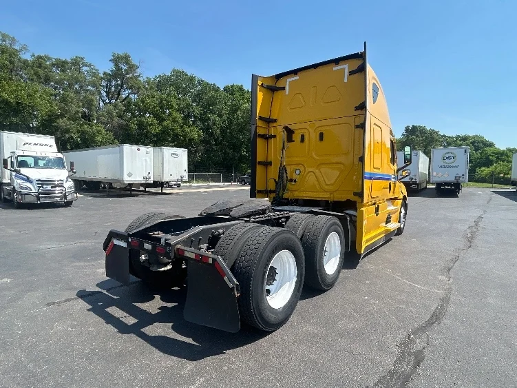 2022 Freightliner Cascadia in Indianapolis, IN — photo 7