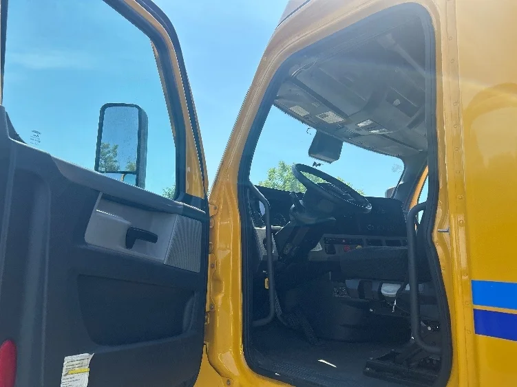 2022 Freightliner Cascadia in Indianapolis, IN — photo 9