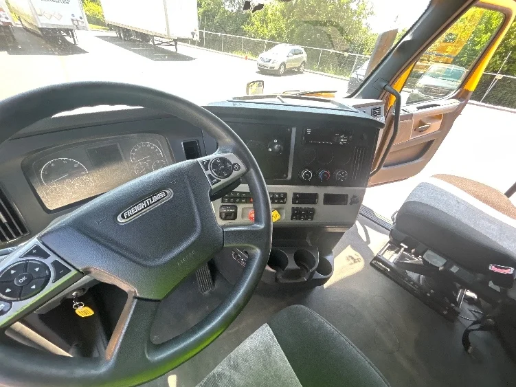 2022 Freightliner Cascadia in Indianapolis, IN — photo 10