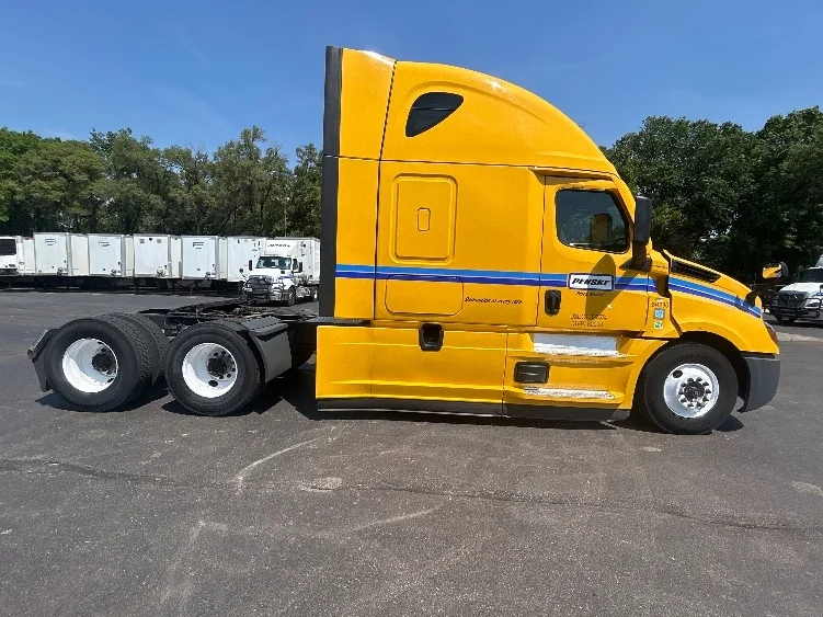 2022 Freightliner Cascadia in Indianapolis, IN — photo 8