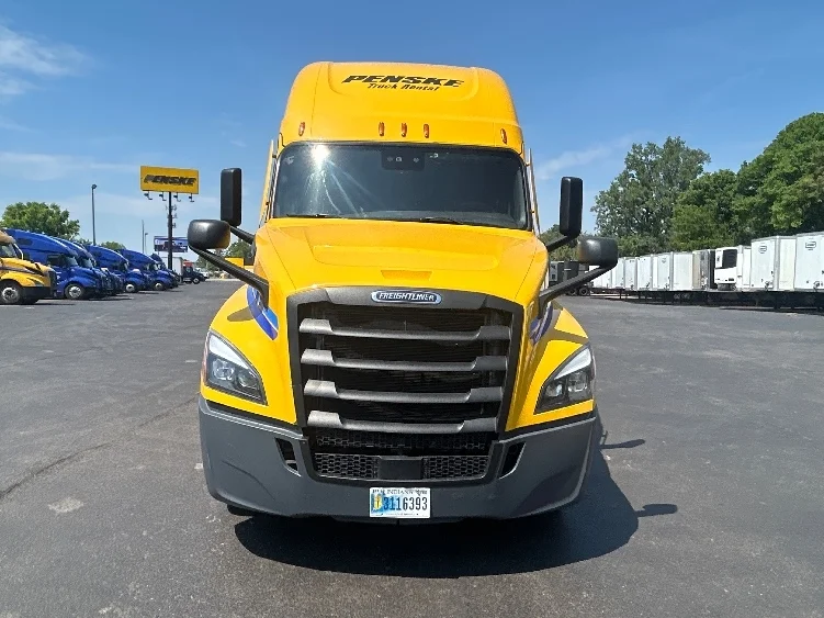 2022 Freightliner Cascadia in Indianapolis, IN — photo 2