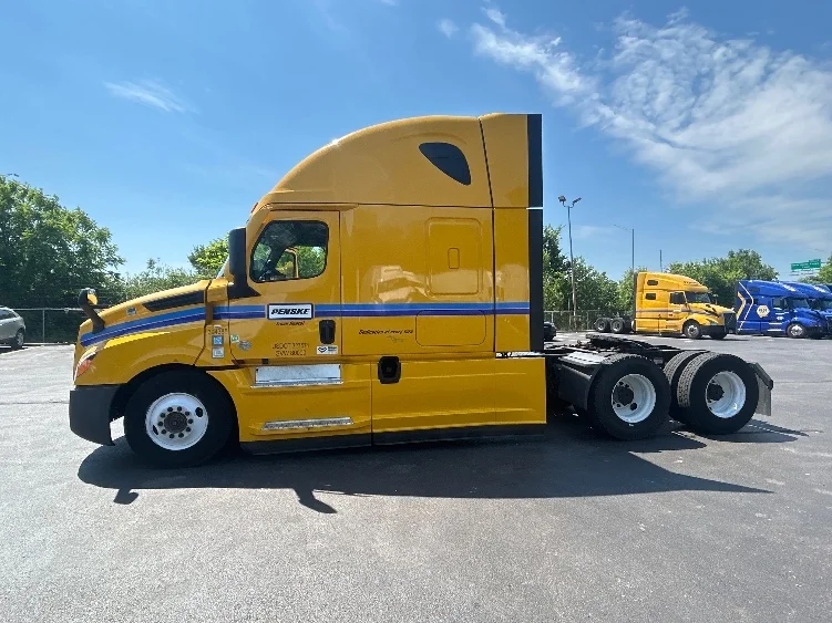 2022 Freightliner Cascadia in Indianapolis, IN — photo 4