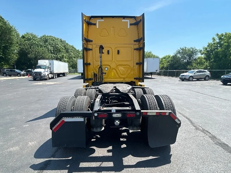 2022 Freightliner Cascadia in Indianapolis, IN — photo 6
