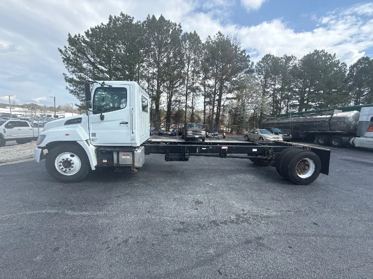 2019 Hino 338 - image 4