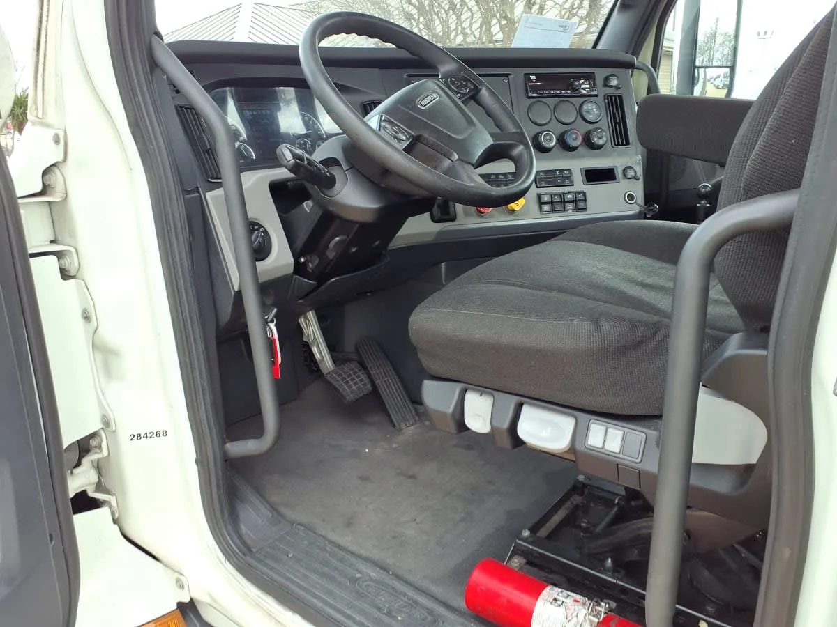2020 Freightliner Cascadia in Houston, TX — photo 7