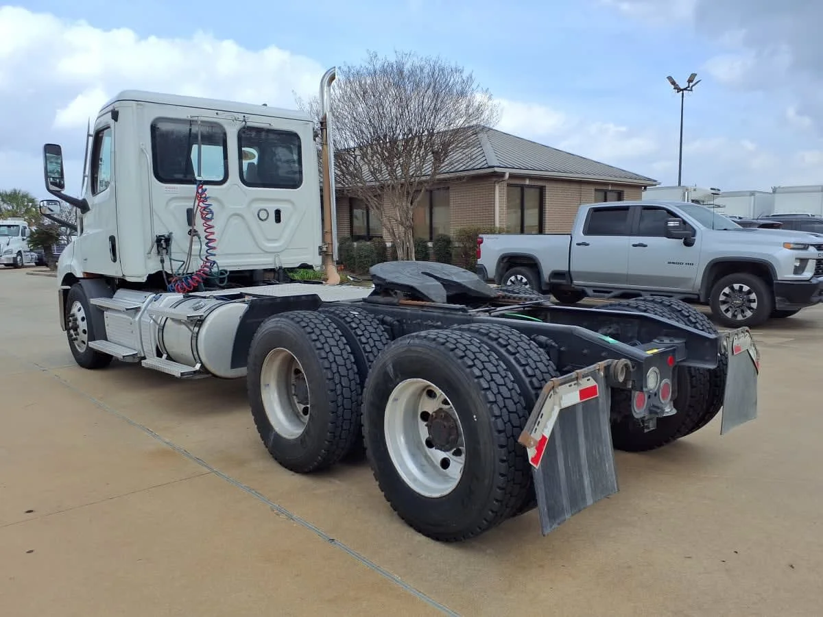 2020 Freightliner Cascadia in Houston, TX — photo 6