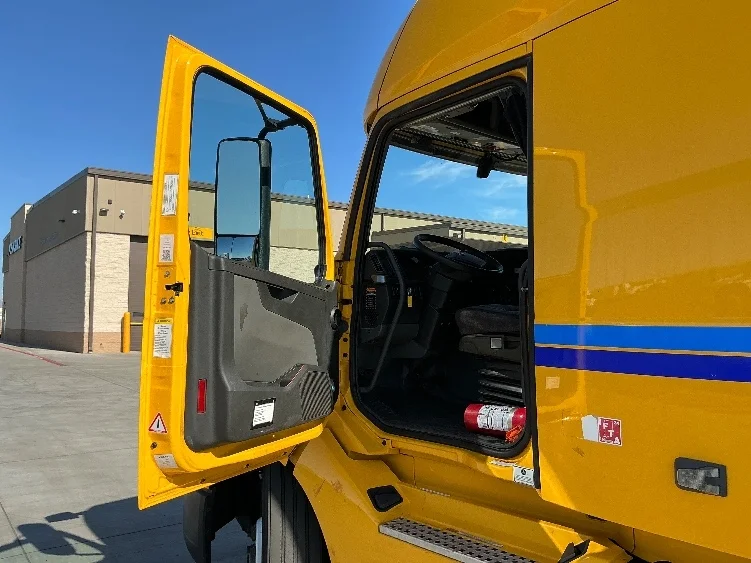 2022 Volvo VNL 760 - image 9