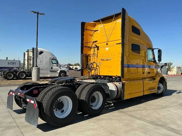 2022 Volvo VNL 760 - image 7