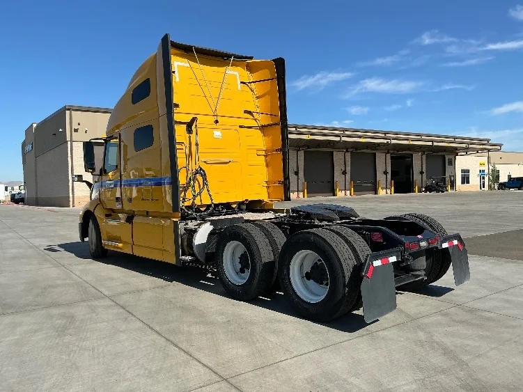 2022 Volvo VNL 760 - image 5