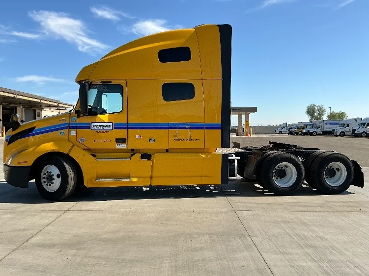 2022 Volvo VNL 760 - image 4