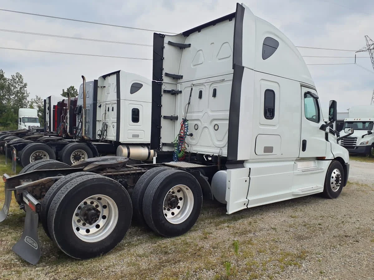2019 Freightliner Cascadia in Indianapolis, IN — photo 4