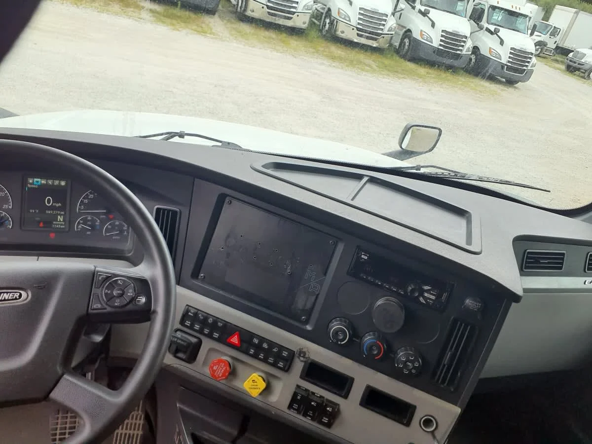 2019 Freightliner Cascadia in Indianapolis, IN — photo 12