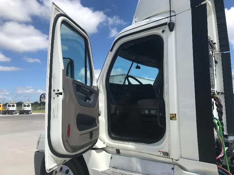 2019 Freightliner Cascadia - image 8