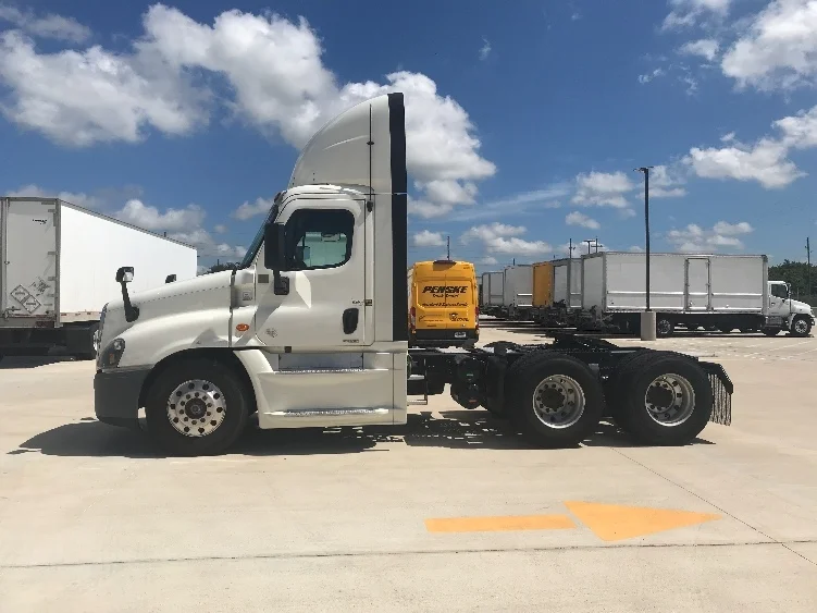 2019 Freightliner Cascadia - image 4