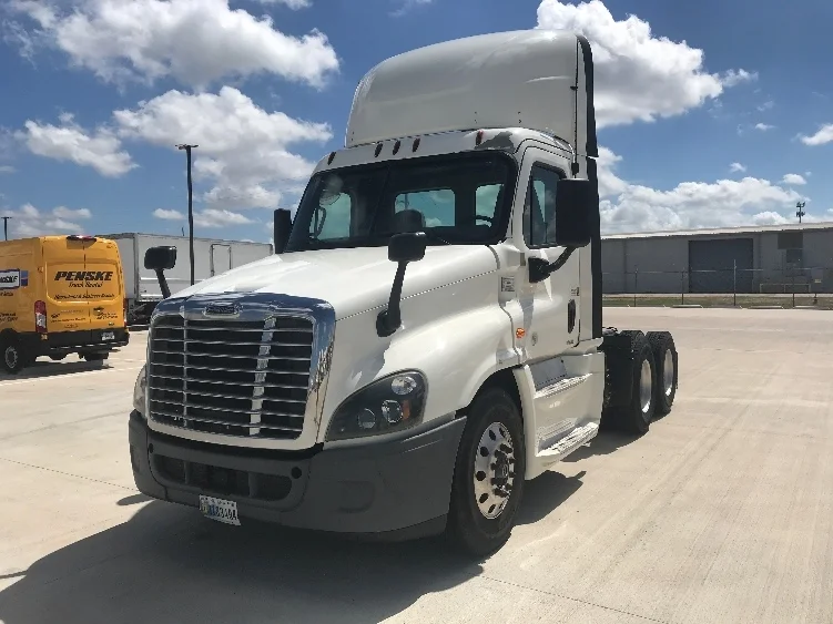 2019 Freightliner Cascadia - image 3