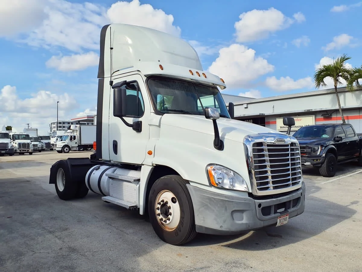 2019 Freightliner Cascadia in Miami, FL — photo 3