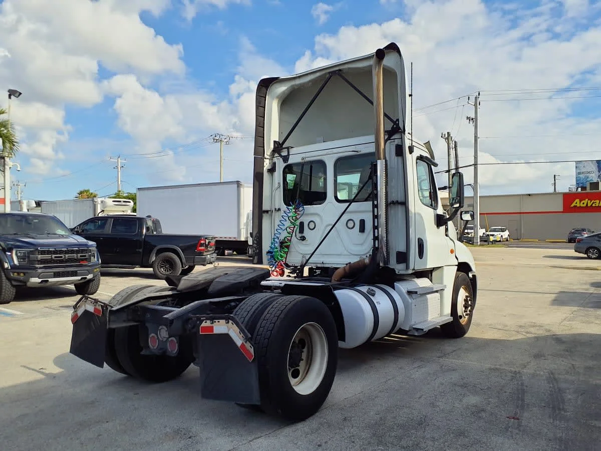 2019 Freightliner Cascadia in Miami, FL — photo 4