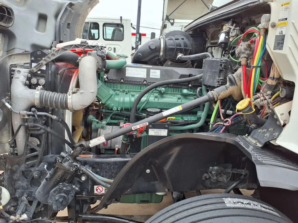 2019 Volvo VNL 860 in Dallas, TX — photo 8