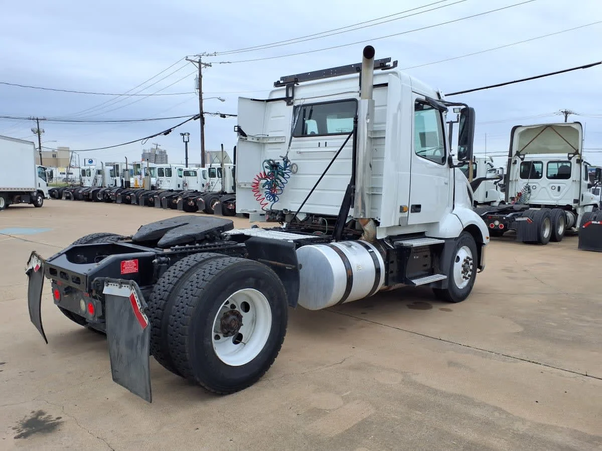 2019 Volvo VNL 860 in Dallas, TX — photo 4