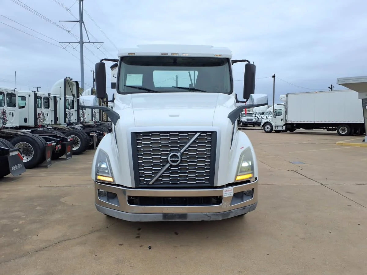 2019 Volvo VNL 860 in Dallas, TX — photo 2