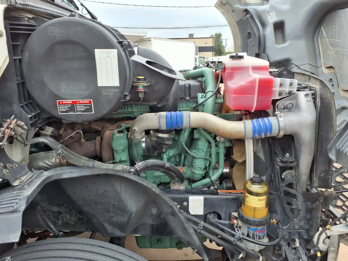 2019 Volvo VNL 860 in Dallas, TX — photo 9