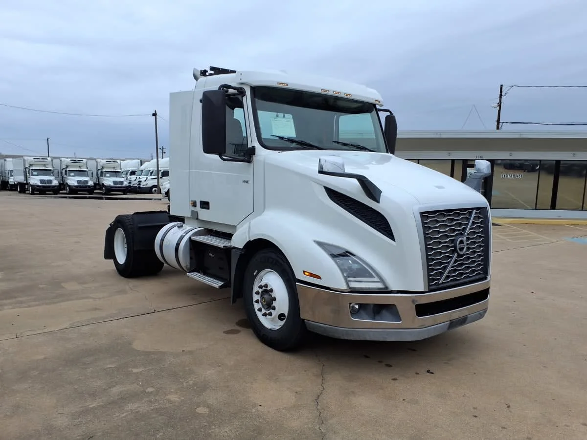 2019 Volvo VNL 860 in Dallas, TX — photo 3