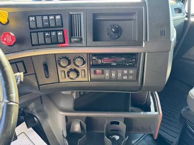 2023 Volvo VNL 860 - image 13