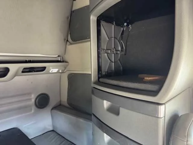 2023 Volvo VNL 860 - image 15