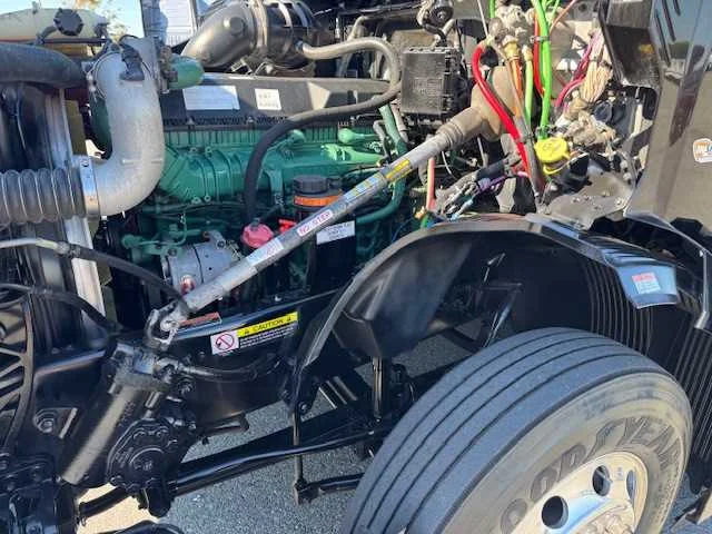 2023 Volvo VNL 860 - image 10