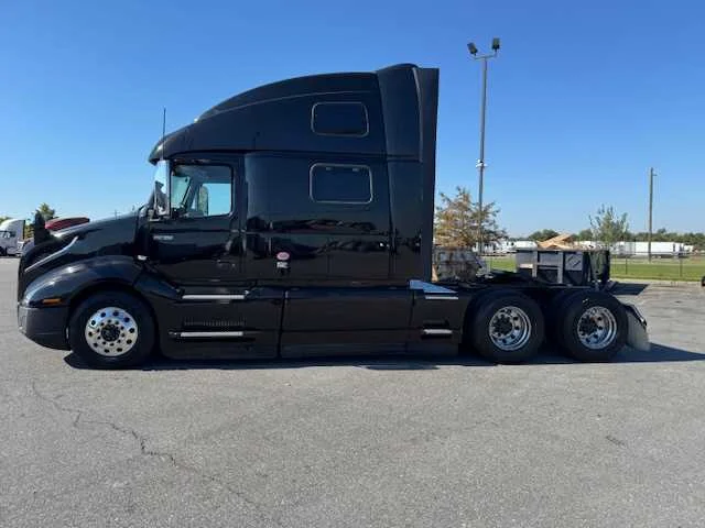 2023 Volvo VNL 860 - image 2