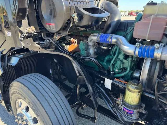 2023 Volvo VNL 860 - image 11