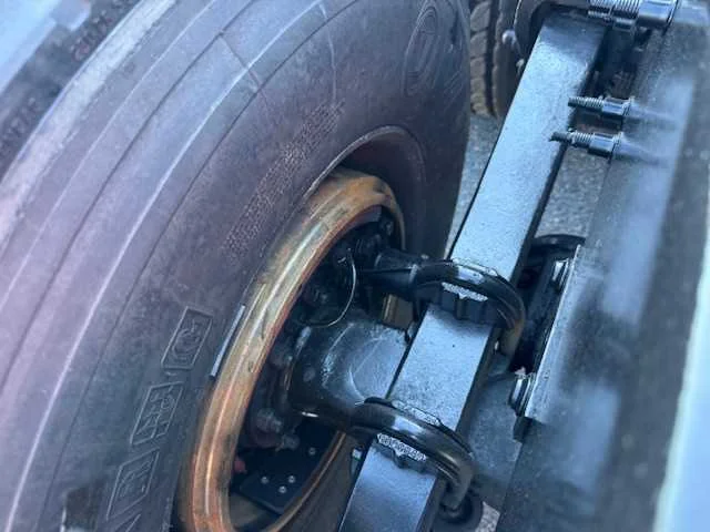 2023 Volvo VNL 860 - image 4