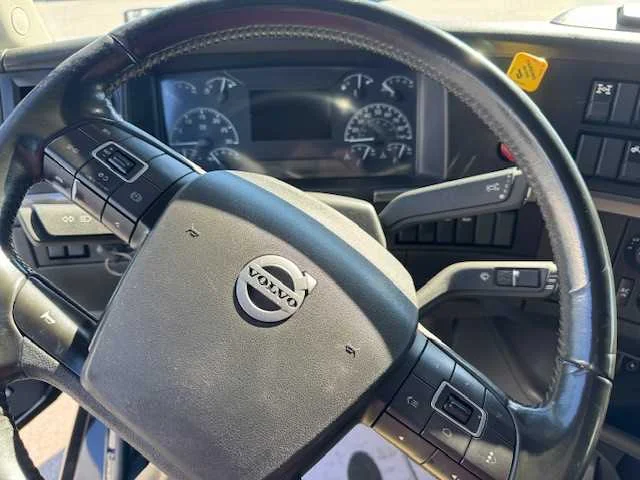 2023 Volvo VNL 860 - image 12