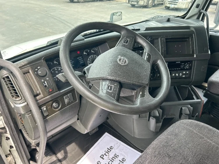2021 Volvo VNL 760 - image 10