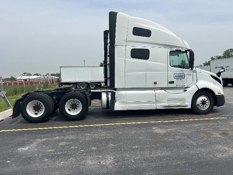 2021 Volvo VNL 760 - image 8