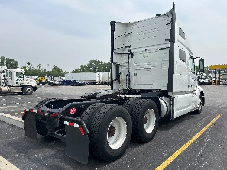 2021 Volvo VNL 760 - image 7