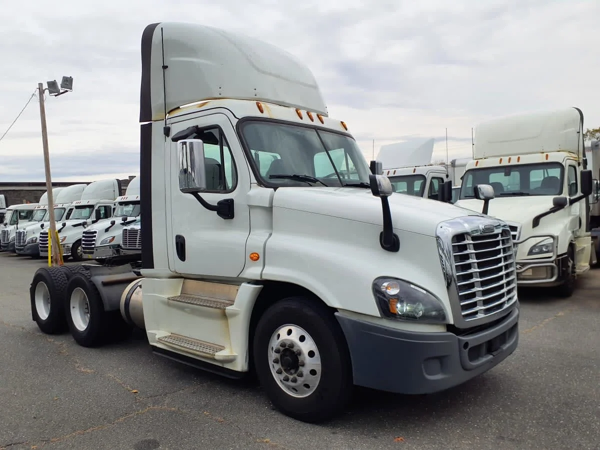 2019 Freightliner Cascadia - image 3