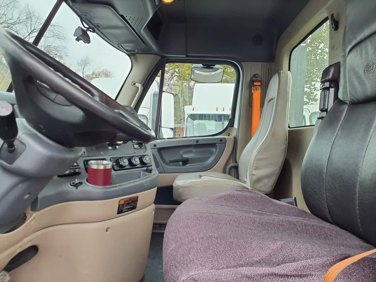 2019 Freightliner Cascadia - image 10